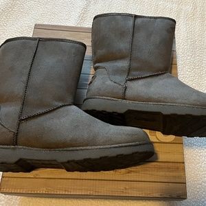 Malaki Boots, Size 9, NWT, Gray Suede Pull-ups